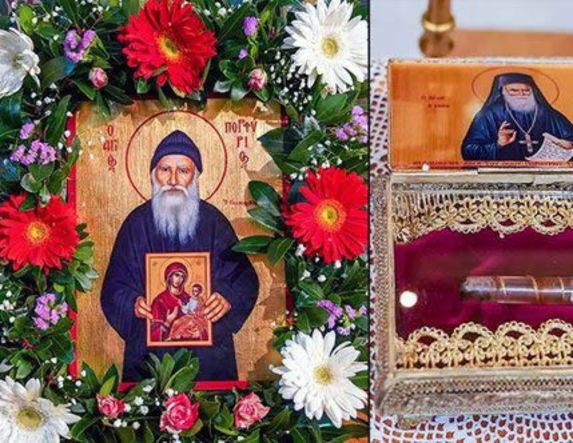 Φιαλίδιο με  αίμα του Οσίου Πορφυρίου του  Καυσοκαλυβίτου στην  Παναγία Δοβρά