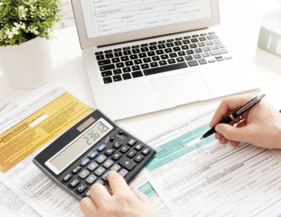 Mειωμένο φόρο θα δουν χιλιάδες φορολογούμενους  που ανήκουν σε τέσσερις συγκεκριμένες κατηγορίες -Ποιοι θα είναι οι τυχεροί των φετινών δηλώσεων