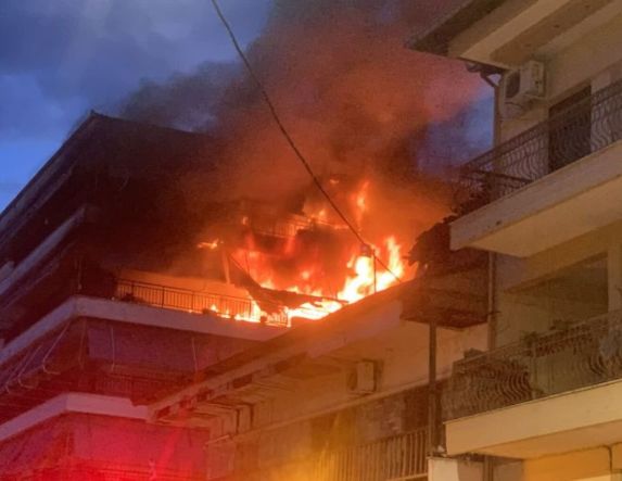 Υπό έλεγχο η φωτιά που ξέσπασε σε πολυκατοικία στην Αλεξάνδρεια Ημαθίας - Ζημιές σε τέσσερα διαμερίσματα