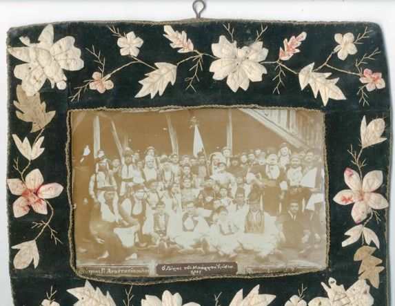 ΑΠΟΚΡΙΑΤΙΚΗ ΑΝΑΠΑΡΑΣΤΑΣΗ ΡΟΥΜΛΟΥΚΙΩΤΙΚΟΥ  ΓΑΜΟΥ ΣΤΗ ΒΕΡΟΙΑ ΤΟ 1905  -Σχόλια σε φωτογραφία με ομάδα μεταμφιεσμένων