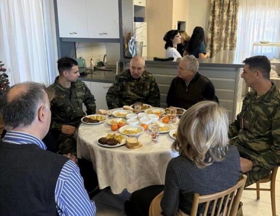 Παράθεση γεύματος της 1ης Μεραρχίας Πεζικού στο Γηροκομείο Βέροιας.