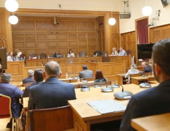 Κατά πλειοψηφία, μόνο από τη ΝΔ, εγκρίθηκε  το πόρισμα για την τραγωδία των Τεμπών  – Την Τρίτη στην Ολομέλεια η συζήτηση και λήψη απόφασης