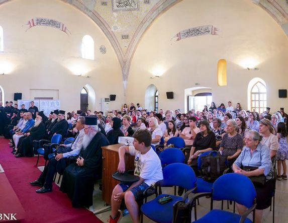ΛΑ’ Παύλεια | Κατάμεστο το Παύλειο Πολιτιστικό Κέντρο στην εκδήλωση – βιβλιοπαρουσίαση της έκδοσης του Αρχιμ. Προδρόμου Γκιρτζαλιώτη