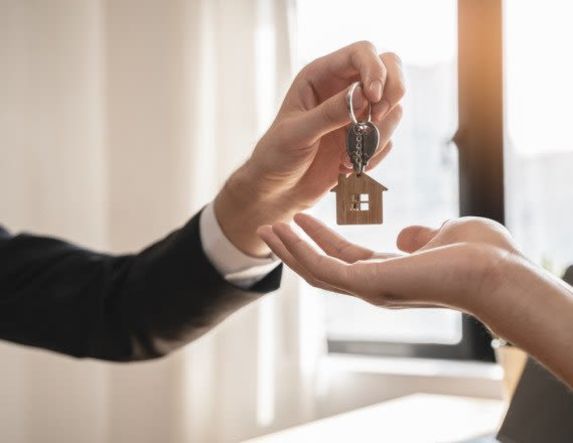 Βλέπουμε να μπαίνουν τα «κλειστά σπίτια» και τα κίνητρα εκμίσθωσης,  στα οικογενειακά συμβούλια!