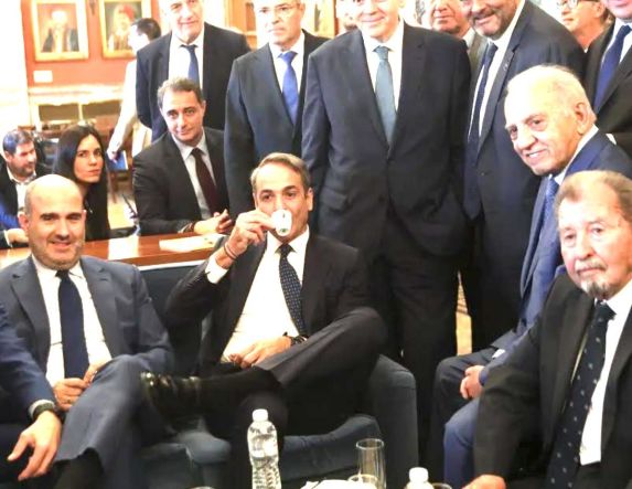 Το καφεδάκι του Μητσοτάκη στο εντευκτήριο της Βουλής έβγαλε είδηση για τις εκλογές