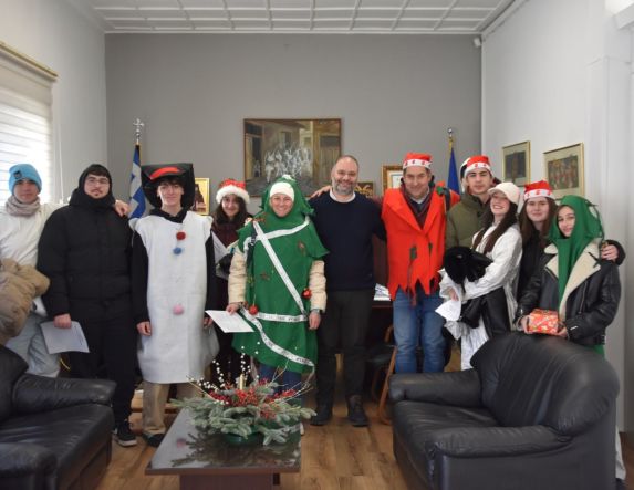 Πρωτοχρονιάτικα Κάλαντα από το 1ο ΓΕΛ Νάουσας στο Δημαρχείο