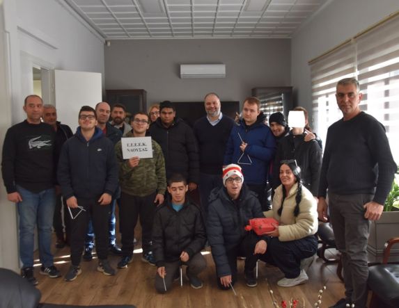 Κάλαντα από τους μαθητές του Ε.Ε.Ε.ΕΚ. Νάουσας στον Δήμαρχο