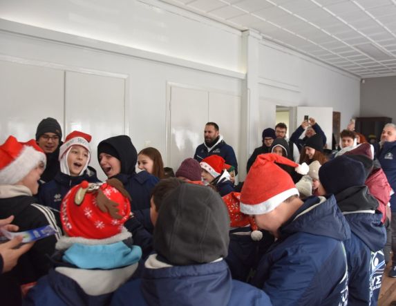 Πρωτοχρονιάτικα κάλαντα από την Κολυμβητική Ακαδημία «Νάουσα» στο Δημαρχείο Νάουσας