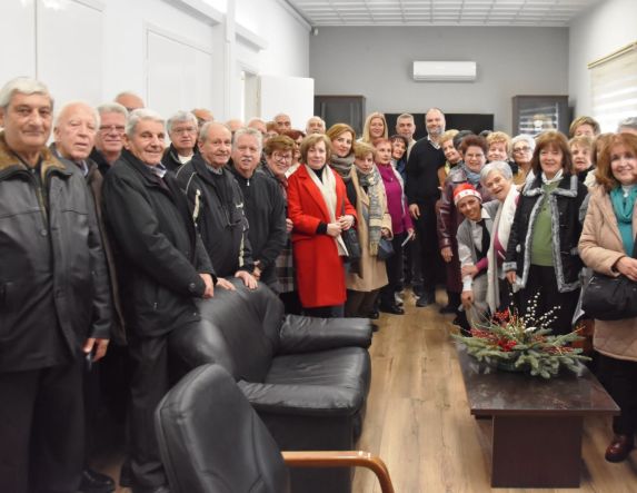 Χριστουγεννιάτικα κάλαντα από τη Χορωδία του ΚΑΠΗ Νάουσας στο Δημαρχείο