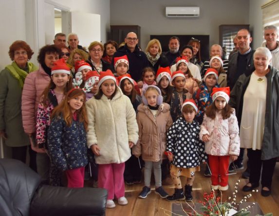 Κάλαντα από το Λύκειο Ελληνίδων Νάουσας στο Δημαρχείο