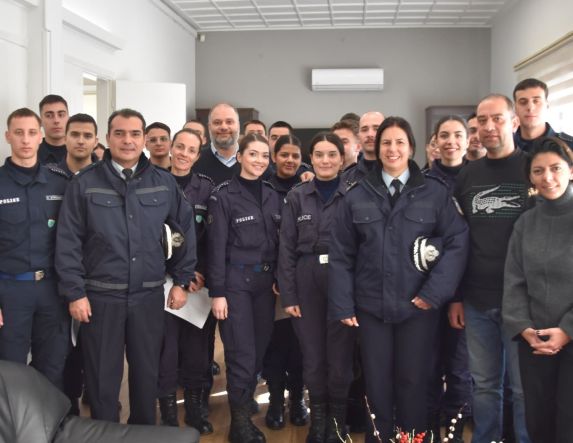 Χριστουγεννιάτικα κάλαντα από τους Δόκιμους της Σχολής Αστυφυλάκων Νάουσας στο Δημαρχείο