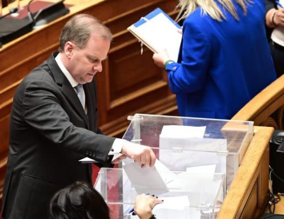 Με 154 ψήφους πέρασε η πρόταση της ΝΔ  για παραπομπή του Κ. Καραμανλή -Προκαταρκτική για διερεύνηση του αδικήματος της παράβασης καθήκοντος (πλημμέλημα)
