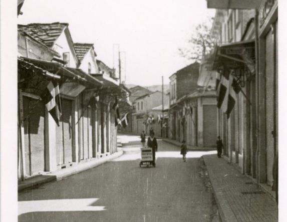 ΜεΜιαΜατια Οδός Κεντρικής, γιορτινή ημέρα και μάλλον ημέρα παρέλασης.