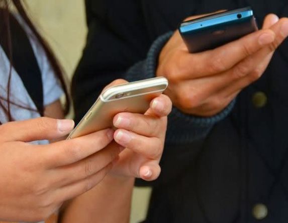 «Πρωτόκολλο ποινών» για την απαγόρευση κινητών στα σχολεία
