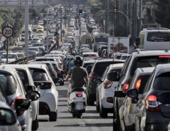 Σε πλήρη εφαρμογή πλέον ο νέος Κώδικας Οδικής Κυκλοφορίας για οχήματα, οδηγούς και συνοδηγούς -Αναλυτικά, τα «τσουχτερά» πρόστιμα για τις πιο συχνές παραβάσεις 