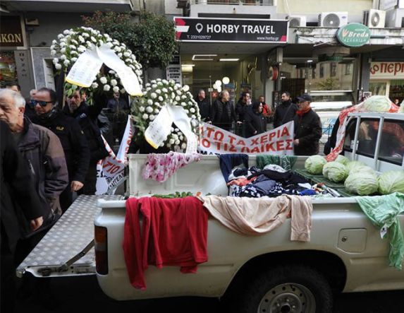 Χθες Τετάρτη στο κέντρο της Βέροιας: Συμβολική πορεία με αποκλεισμό της Μητροπόλεως από τους πωλητές λαϊκών αγορών Ημαθίας - «Λουκέτο» επ΄αόριστον, στις λαϊκές της χώρας