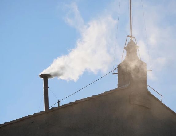 «Habemus Papam» – Λευκός καπνός μετά την τέταρτη ψηφοφορία