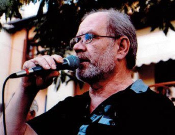 In memoriam στο ‘‘Αηδόνι των Βλάχων’’ Γιώργο Μανέκα  για την ανεκτίμητη προσφορά του στον πολιτισμό των Βλάχων.