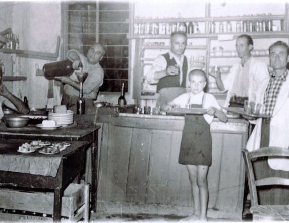 ΜεΜιαΜατια: 1η Αυγούστου 1953. Πανηγύρι Αγίου Αντωνίου, καφενείο αδελφών Σχοινιώτη