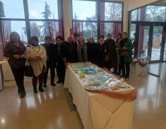 Νάουσα: Χειροποίητα διακοσμητικά  του τμήματος εργοθεραπείας του ΚΑΠΗ, στο Χριστουγεννιάτικο bazzar του Γηροκομείου 