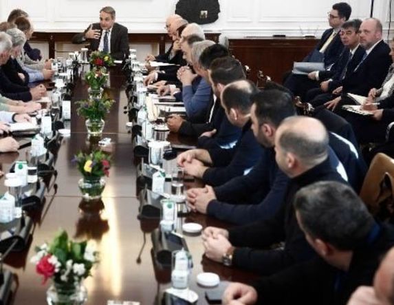 Με μία Επιτροπή η συνάντηση στο Μαξίμου - Μητσοτάκης: Τις εξελίξεις τις διαμορφώνουν οι παρόντες, είμαστε εδώ να δούμε τι περιθώρια βελτίωσης υπάρχουν -Δεν προσήλθε η Πανελλαδική των Μπλόκων και συνεχίζει τις κινητοποιήσεις – Ευρεία σύσκεψη σήμερα στην Κα
