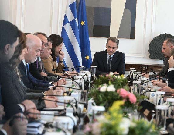 Επέκταση δικαιώματος της επιστολικής ψήφου Μητσοτάκης για Εθνικές εκλογές 2027: Δημιουργία Τριεδρικής Περιφέρειας Απόδημου Ελληνισμού – Επανέρχονται στις 12 οι έδρες Επικρατείας και παραμένει στο 3% το όριο εισόδου στη Βουλή