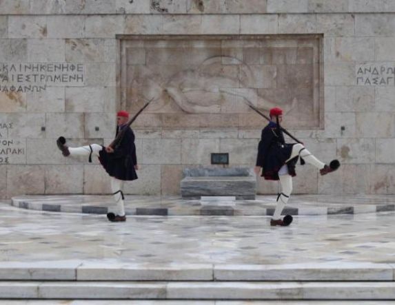 Κατά πλειοψηφία, με 159 «ναι», έγινε δεκτή η τροπολογία για το  μνημείο του Άγνωστου Στρατιώτη  -Στα ύψη η πολιτική αντιπαράθεση
