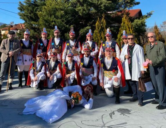 Εύξεινος Λέσχη Βέροιας: Αναβίωσε για δέκατη χρονιά το πανάρχαιο έθιμο των Μωμό’ερων στην Βέροια