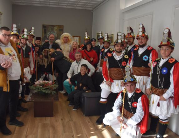 Οι Μωμόγεροι  της Ευξείνου Λέσχης  Ποντίων Νάουσας στο  Δημαρχείο