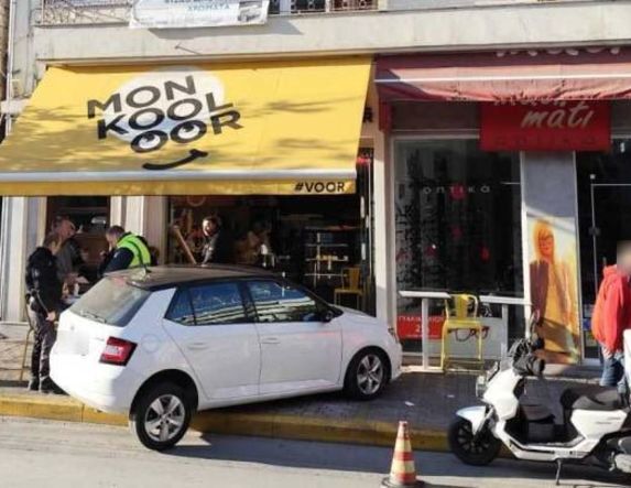 Αυτοκίνητο «καρφώθηκε» σε κατάστημα αρτοσκευασμάτων στο κέντρο της Βέροιας