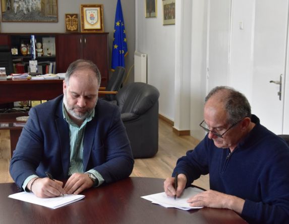 Υπογραφή σύμβασης για την ανάδειξη και βελτίωση του δικτύου μονοπατιών του Δήμου Νάουσας