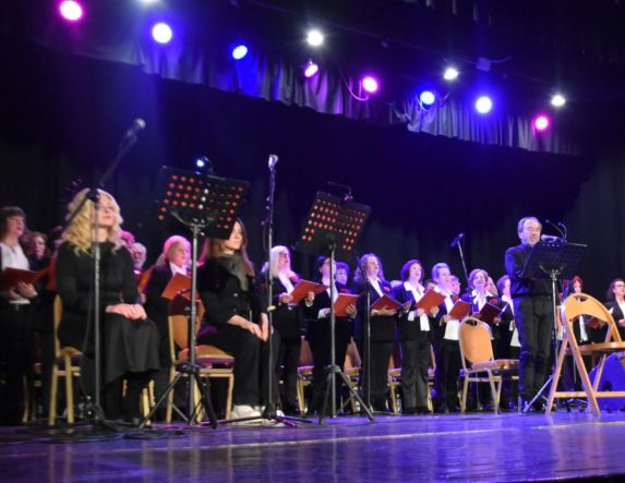 Πετυχημένη η μουσικοθεατρική εκδήλωση «Απ’ το 1821 στο σήμερα» στο Δημοτικό Θέατρο Νάουσας