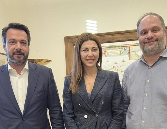 Για την ίδρυση Καλλιτεχνικού Σχολείου στην Νάουσα - Ενίσχυση των σχολικών υποδομών Μπαρτζώκας και Κουτσογιάννης στην Υπουργό Παιδείας.