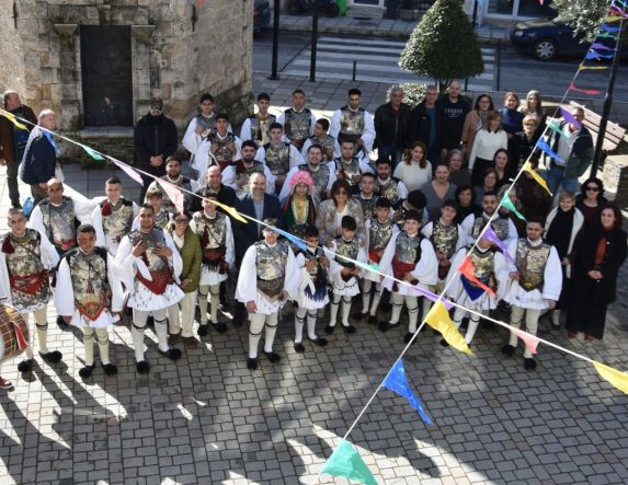 Οι «Γενίτσαροι και Μπούλες» στο Δημαρχείο Νάουσας χωρίς τον «πρόσωπο», σύμφωνα με την παράδοση