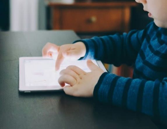 Η συνεχής έκθεση των παιδιών στις οθόνες αυξάνει τα περιστατικά μυωπίας ακόμη και από την προσχολική ηλικία