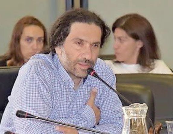 Κριτική για  ανύπαρκτες διαβάσεις από τον «Ισχυρό Δήμο» του Κώστα Παλουκίδη