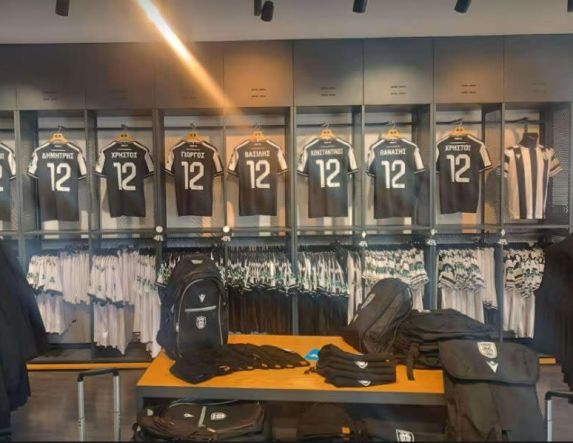 Τιμητικές φανέλες στη μπουτίκ για  τους αδικοχαμένους οπαδούς του ΠΑΟΚ