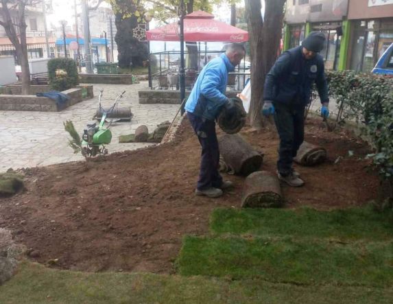 Παρεμβάσεις καλλωπισμού και αισθητικής αναβάθμισης στην Πλατεία Φόρου από τον Δήμο Νάουσας