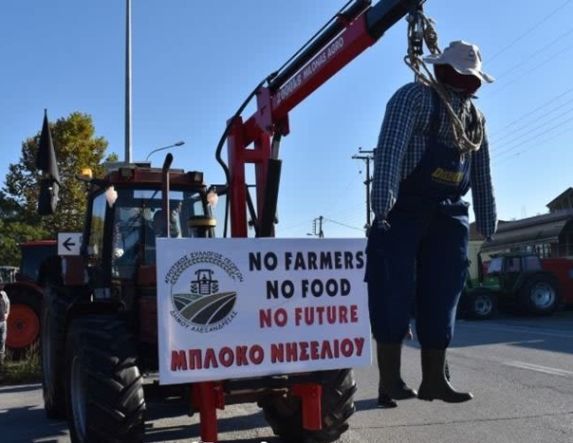 Με τη «θηλιά» στο λαιμό, αγρότες και κτηνοτρόφοι, κατέβηκαν σε πορεία με τρακτέρ, στο κέντρο της Βέροιας