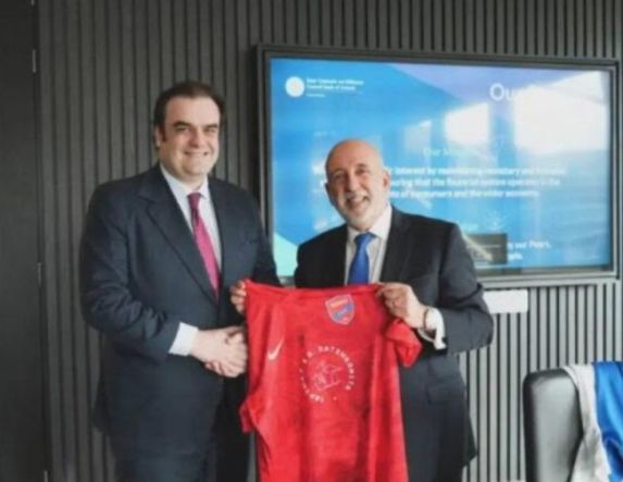 Ο Πιερρακάκης δώρισε φανέλα του Πανιωνίου στον Διοικητή  της Τράπεζας της Ιρλανδίας