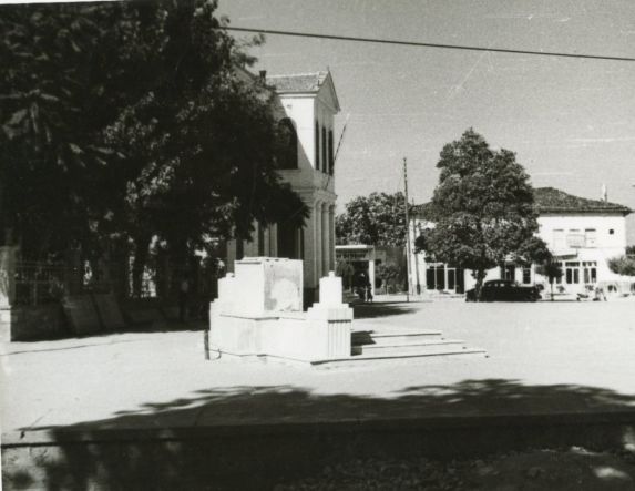 ΜεΜιαΜατια Τα Δικαστήρια, το Ηρώο, η Πλατεία Ωρολογίου, η πλατεία μας