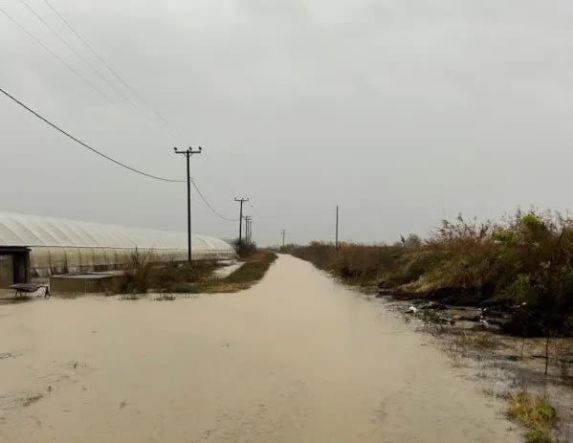 Κλειστή προς την κυκλοφορία η Δημοτική οδός από Αλεξάνδρεια έως και την Δ/Κ Λουτρού, λόγω υψηλής στάθμης υδάτων