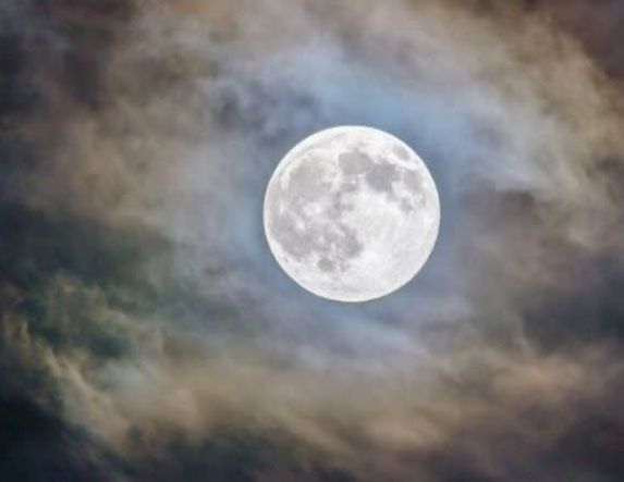 Έλαμψε χθες η «Ψυχρή Υπερπανσέληνος»