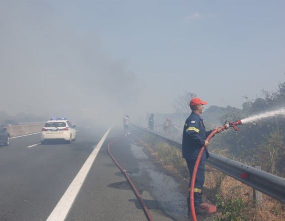 Εγνατία οδός: Πυρκαγιά σε χαμηλή βλάστηση στο ύψος της Αλεξάνδρειας