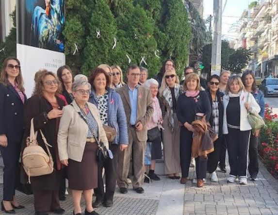 Κρέμασαν και φέτος στα δέντρα, τις ροζ κορδέλες με τον γνωστό συμβολισμό της πρόληψης