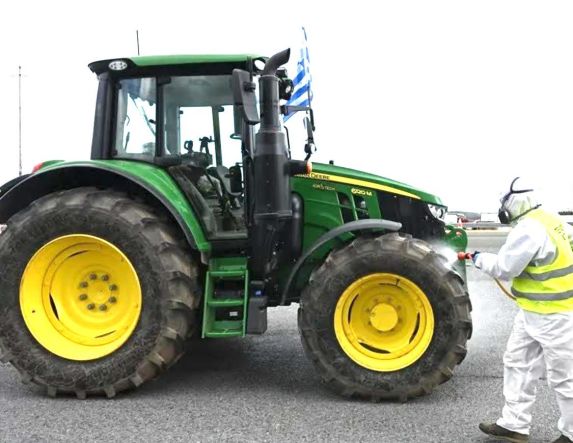 Απολύμανση στα τρακτέρ που διαδήλωσαν στο Σύνταγμα