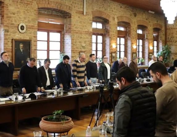 Ενός λεπτού σιγή στο Δημοτικό Συμβούλιο Βέροιας για τα θύματα των Τεμπών