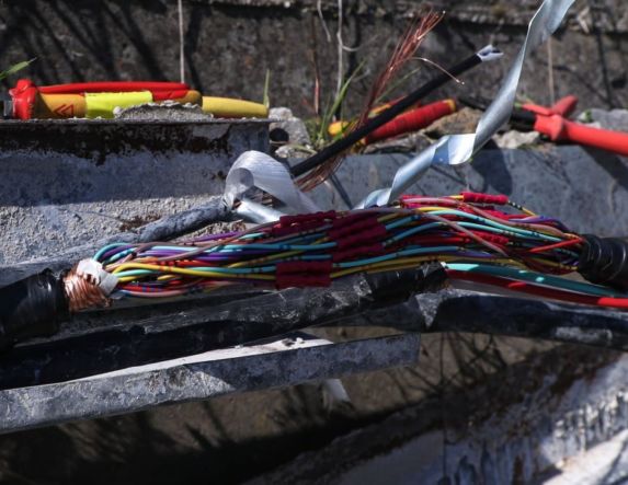 Καταγγελία για δολιοφθορά: Άγνωστοι έκοψαν καλώδια τηλεδιοίκησης σιδηροδρόμου, λίγο έξω από το Πλατύ Ημαθίας