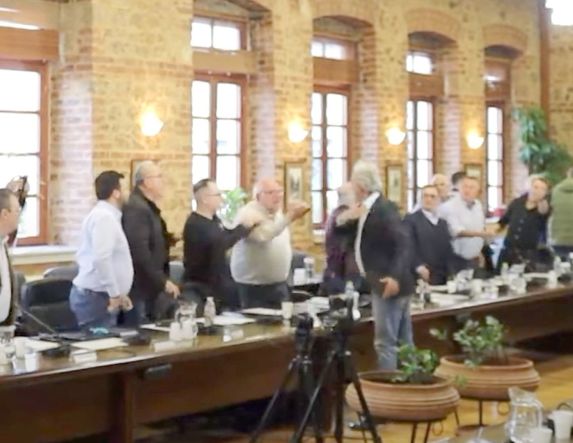 Δημοτικό Συμβούλιο Βέροιας: Πιάστηκαν στα χέρια για τον Βιολογικό