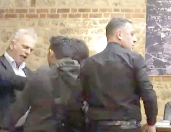 Ρινγκ αλά «Κοινοβούλιο Ταϊλάνδης» το Δημοτικό Συμβούλιο Βέροιας!!!